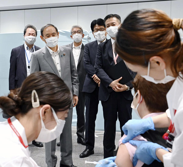21日の職場接種の視察では、菅首相は「さらに加速化させていきたい」と言ってたはずだが…（代表撮影）
