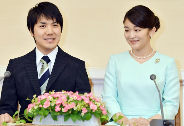 2017年、眞子さまと小室圭さんの婚約内定記者会見（代表撮影・JMPA）