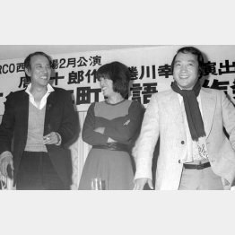 「下谷万年町物語」の会見（左から蜷川幸雄、李麗仙、唐十郎＝1980年）／（Ｃ）共同通信社