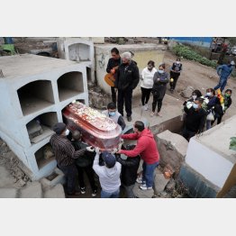 「ラムダ株」の威力はとてつもない（新型コロナウイルスで亡くなった人の葬儀をいとなむ家族ら＝ペルー、リマ）／（Ｃ）ロイター