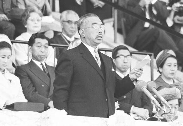 1964年東京大会で開会を宣言される昭和天皇（Ｃ）共同通信社