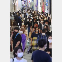 緊急事態宣言からまん防に切り替わり、すでに多くの人出（大阪ミナミ）／（Ｃ）日刊ゲンダイ
