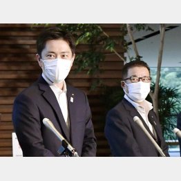 吉村府知事（左）は自民党の二階幹事長に万博支援も要請（右は松井市長）／（Ｃ）共同通信社