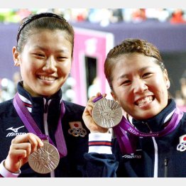 日本バドミントン史上初の銀メダルを獲得した筆者（右）と垣岩（Ｃ）共同通信社