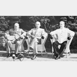 ドイツ・ベルリン郊外のポツダムで会談する（左から）チャーチル、トルーマン、スターリンの英米ソ首脳。日本に無条件降伏を迫った（1945年7月）／（Ｃ）共同通信社