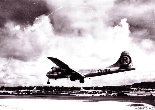 広島に原爆投下後、北マリアナ諸島テニアン島の基地に戻り着陸するエノラ・ゲイ（1945年8月6日、北マリアナ諸島テニアン島＝アメリカ空軍提供／ロイター・共同）