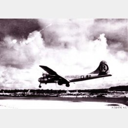広島に原爆投下後、北マリアナ諸島テニアン島の基地に戻り着陸するエノラ・ゲイ（1945年8月6日、北マリアナ諸島テニアン島＝アメリカ空軍提供／ロイター・共同）