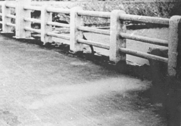 広島市の橋の上に焼き付いた「死の影」。原爆投下で通行中の人の影だけが残り周囲は瞬間的な熱線と放射線で表面が変化した（1945年8月6日）／（Ｃ）共同通信社