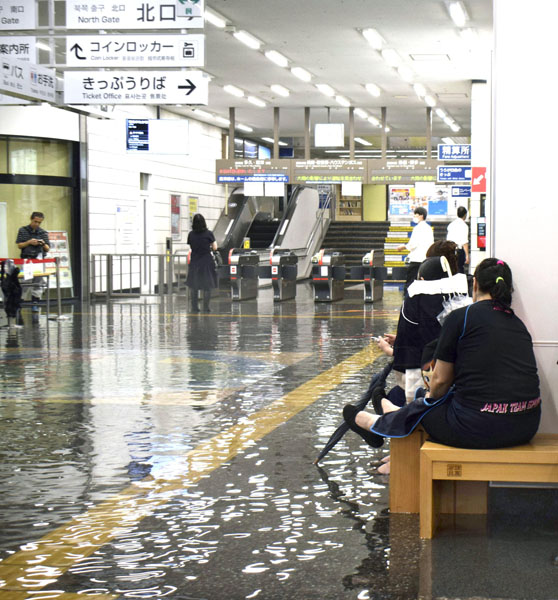 大雨の影響で浸水したJR佐賀駅の構内（Ｃ）共同通信社