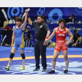 2019年の世界選手権でティニベコワ（左）に屈しガックリと肩を落とす川井友香子（Ｃ）共同通信社