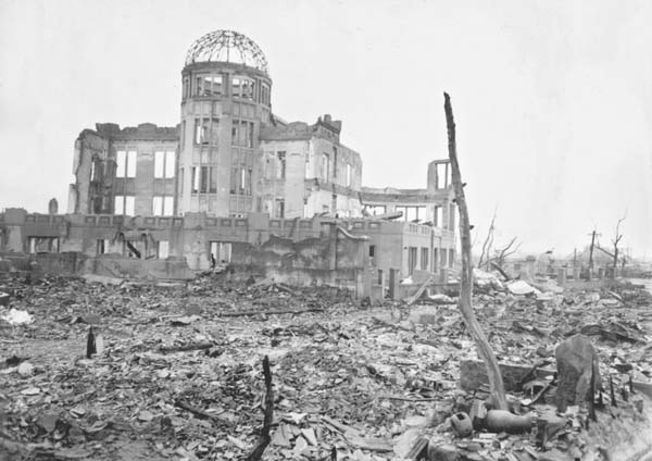 米国の原爆取材団の一員として広島に入ったACMEのカメラマン、スタンレー・トラウトマンが代表撮影した「原爆ドーム」周辺。広島の被爆写真は9月7日に米国で公表された＝1945年9月3日（ACME）