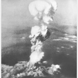 広島に投下された原爆のキノコ雲（1945年8月6日、米軍提供）