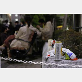 東京・新橋の公園に集まって酒を飲む人たち（Ｃ）共同通信社