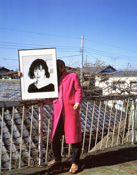 妻・陽子の1周忌、バルコニーで彼女の赤いコートを着て遺影とともに撮影（「色景」より 1991年撮影）／（提供写真）