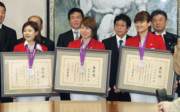 卓球の福原愛（左）とともに青森県民栄誉賞を受賞したフジカキペア（Ｃ）共同通信社