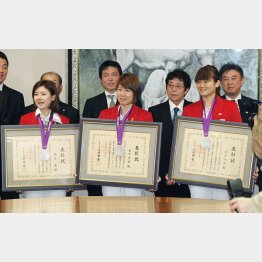卓球の福原愛（左）とともに青森県民栄誉賞を受賞したフジカキペア（Ｃ）共同通信社