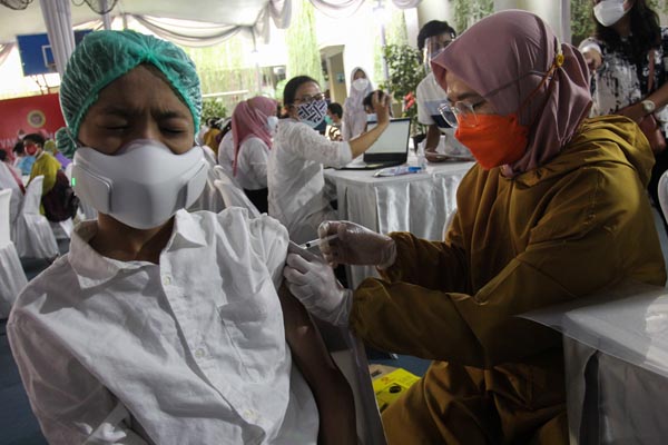 15日、インドネシアは新規感染者が過去最多の5万6757人、邦人保護は最優先すべき（ワクチン接種を受ける人、ジャカルタ）／（Ｃ）ロイター