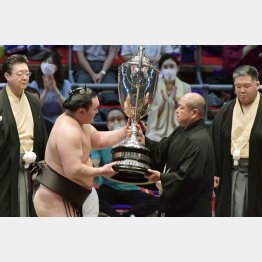 史上最多45回目の優勝だが…（日本相撲協会の八角理事長〈右2〉から賜杯を受け取る白鵬）／（Ｃ）共同通信社