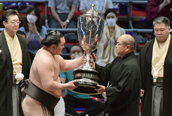 今後もこんなシーンが何度も（日本相撲協会の八角理事長（手前右）から賜杯を受け取る白鵬）／（Ｃ）共同通信社