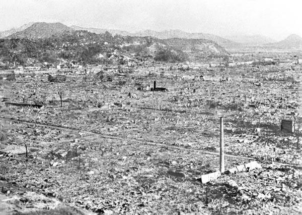 原爆で瞬時に焦土と化し、煙突だけ残った広島市街の一部。中国新聞本社屋上から東南を望む。右下は久保田醤油の煙突。この煙突の先端部分は原爆資料館に保存されている。8月18日に配信され19日の各紙朝刊に大きく掲載された歴史的な写真。撮影は1945年8月10日から17日の間（Ｃ）共同通信社