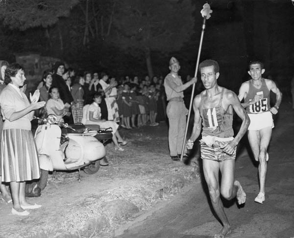 1960年ローマ五輪・男子マラソン、先頭を走るはだしの英雄、アベベ（エチオピア）／（Ｃ）ゲッティ＝共同