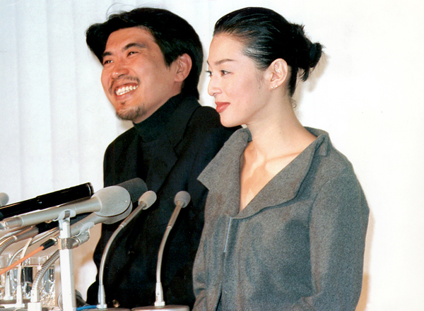 石橋貴明と鈴木保奈美（1998年の結婚会見）／（Ｃ）日刊ゲンダイ