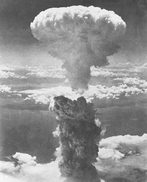 長崎に投下された原爆のキノコ雲（1945年8月9日）／（Ｃ）共同通信社