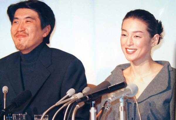 結婚会見（1998年）／（Ｃ）日刊ゲンダイ