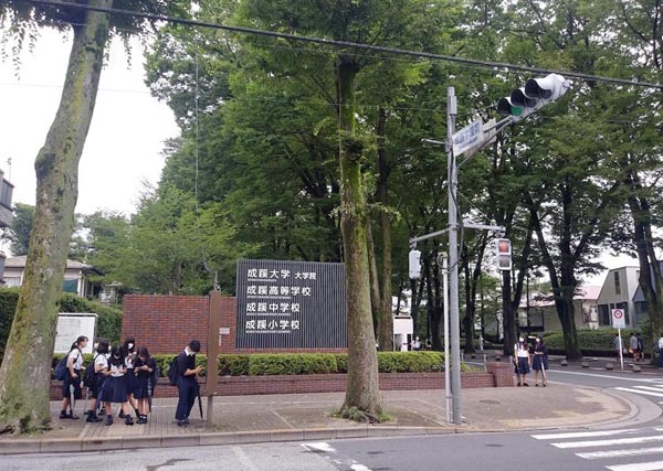 東京・吉祥寺の広大なキャンパスに小学校から大学まで収まっている（撮影：筆者）
