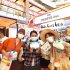 ベラルーシ出身のスタッフらと（右が本人）／（提供写真）