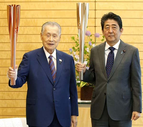 東京五輪のトーチを手に、森喜朗前組織委会長（左）と安倍前首相（Ｃ）共同通信社