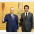 東京五輪のトーチを手に、森喜朗前組織委会長（左）と安倍前首相（Ｃ）共同通信社