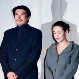 石橋貴明と鈴木保奈美（1998年の結婚会見）／（Ｃ）日刊ゲンダイ