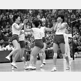 1964年、前回の東京五輪で金メダルを取った全日本女子バレーチーム（Ｃ）共同通信社