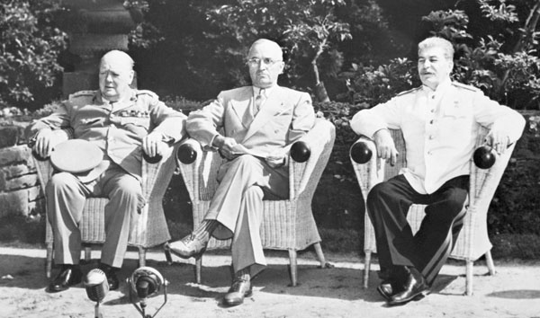 ドイツ・ベルリン郊外のポツダムで会談する（左から）チャーチル、トルーマン、スターリンの英米ソ首脳（1945年7月23日）／（Ｃ）共同通信社