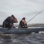 釣り好き女性ディチカさんのボートにヒグマが連日同乗…「いまは家族と同じ！」