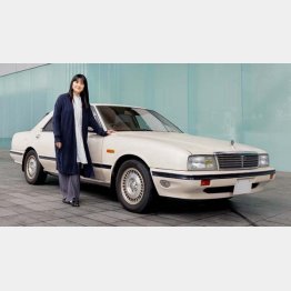 女優の伊藤かずえさんと愛車の初代シーマ（提供写真）