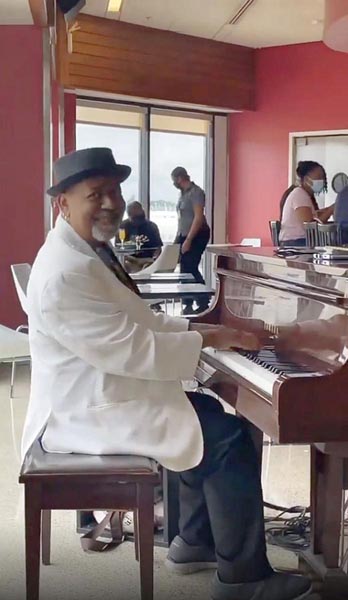 ハーツフィールド・ジャクソン・アトランタ国際空港でピアノを弾くトニーさん（カーロスさんのインスタグラムから）