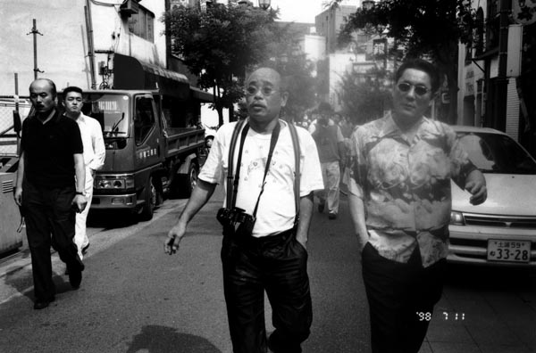 浅草を歩くビートたけしさんと荒木（1998年撮影）／（提供写真）