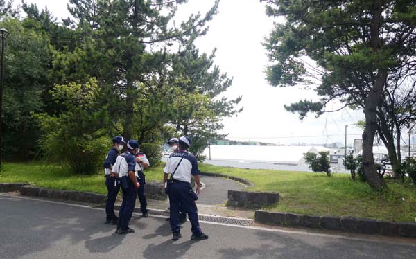 警察官と警備員ががっちりガード（写真）元川悦子