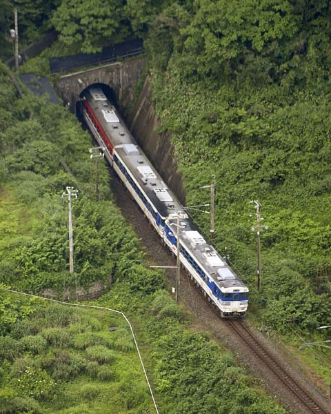 カバンにはペットボトルを（新潟・山形地震 地震で停車したままの羽越線の列車）／（Ｃ）共同通信社
