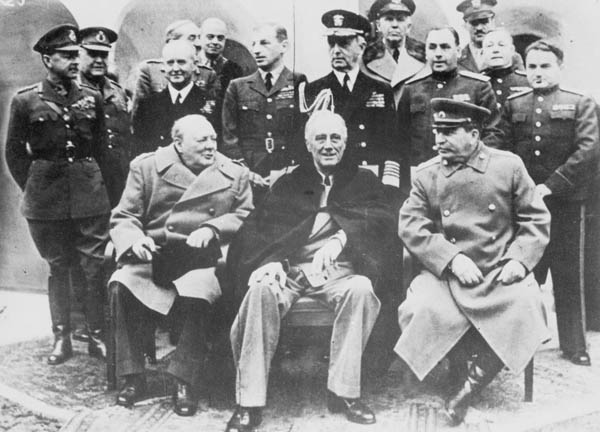 1945年2月、ヤルタで会談する（前列左から）チャーチル英首相、ルーズベルト米大統領、スターリン・ソ連首相（Ｃ）共同通信社