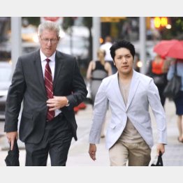 米ニューヨークのフォーダム大ロースクールに通っていた小室圭さん（右）＝2018年8月（Ｃ）共同通信社