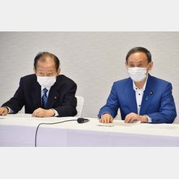 メダルで政権維持もくろむ愚策（菅首相と自民党の二階幹事長＝左）／（Ｃ）日刊ゲンダイ