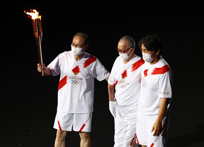 開会式に聖火ランナーとして登場した王貞治（左）と長嶋茂雄（中央）の両氏／（Ｃ）ロイター