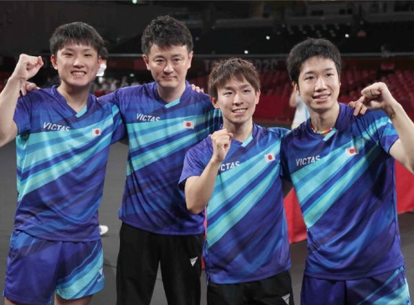 卓球男子団体戦で韓国を倒し3位の日本チーム（Ｃ）真野慎也／JMPA
