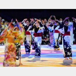 東京五輪閉会式で披露された踊り＝８日夜、国立競技場（Ｃ）共同通信社