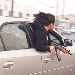 助手席から身を乗り出した女性が構える軍用銃はホンモノ！ これぞアメリカ