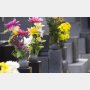 コロナ禍のお盆 墓参りは遠慮して実家に花や日用品を贈る