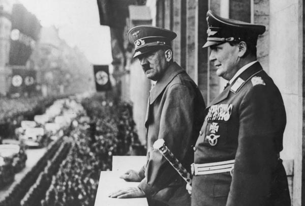 側近のゲーリング（右）でさえ南ドイツに逃げてヒトラーを怒らせた（Ｃ）World History Archive／ニューズコム／共同通信イメージズ